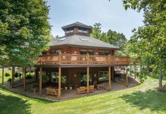 Pinnacle Paradise! Hot Tub! Dock Slip included! has rooms with a private hot tub