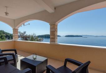 Apartman Donjerkovi  2 has Balcony rooms