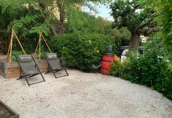 Les dahlias appartement 4 personnes Jacuzzi Barbecue Jardin arbor   Climatis   has rooms with a private hot tub