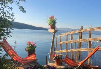 Rosas Home has Balcony rooms