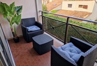 Bright 20 M With Wifi Balcony And Pool allows 18 year olds to book a room