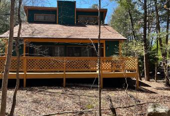 POCONOS 3br,2ba Lake Home w/ HOT TUB. Near Jack Frost Ski & Kalahari has Balcony rooms
