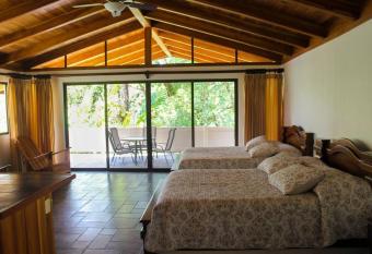 Casa Danta has rooms with a private hot tub