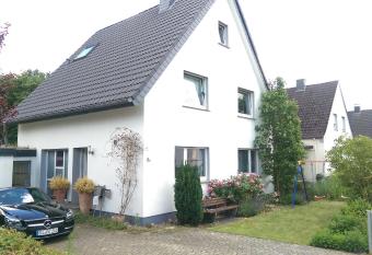 Privat bewohntes Haus ZUR ALLEINNUTZUNG mit Garten und Terrasse - im Kurort Bad Salzuflen allows 18 year olds to book a room