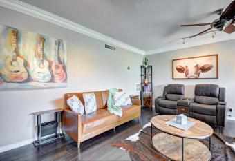 Texas Two Step -steps away from it all! has Balcony rooms