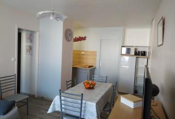 Appartement restaur      50 m de la plage has Balcony rooms