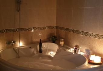 Casa Maria allows 18 year olds to book a room