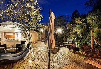 BubbleSky Glamping 40 min from Medellin allows 18 year olds to book a room