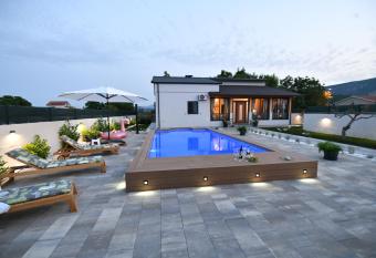 Palomino house allows 18 year olds to book a room