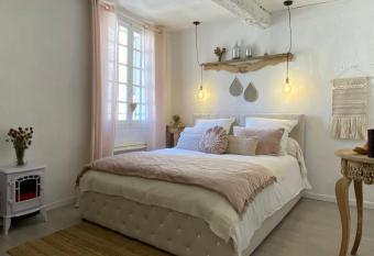 Studio charme cocooning hyper centre historique tout confort allows 18 year olds to book a room