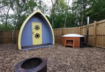 Cosy Forest Pod with Wood Fired Hot Tub & Fire Pit has rooms with a private hot tub
