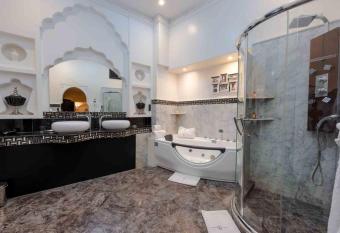 Palais-Riad Razala & Spa has rooms with a private hot tub