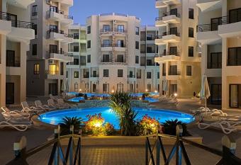 Aqua Tropical Resort Next to Al Gouna has rooms with a private hot tub