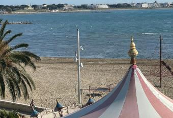 La Croix du Sud 2 allows 18 year olds to book a room