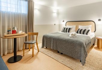 Bob W Kluuvi allows 18 year olds to book a room