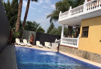 Villa Holiday allows 18 year olds to book a room