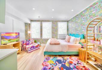 King Bed Mermaid suite - heart of Palm Beach, free parking included has Balcony rooms