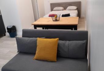 LE WANDA JAUNE allows 18 year olds to book a room