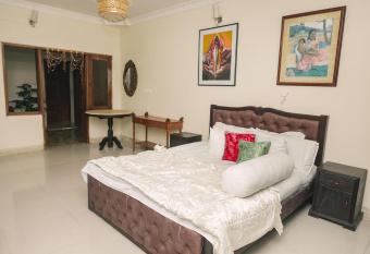 Arshi E-trading gust house has Balcony rooms
