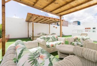 El Rinc  n de los Artistas allows 18 year olds to book a room