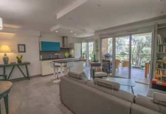 Beautiful 78m With 2 Balconies In Saint Rapha  l has Balcony rooms