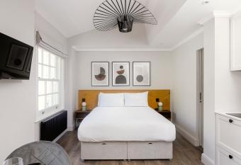 PenthouseStays Chelsea - Luxury King / Queen Bed Studios - near King s Road has Balcony rooms