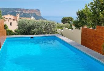 R  ves de vie, appartement vue mer, piscine non chauff  e et spa privatifs allows 18 year olds to book a room