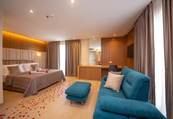 Merar Hotel allows 18 year olds to book a room