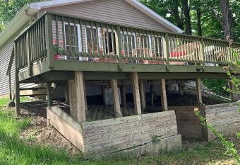 Cheerful 2 bedroom cottage with direct waterfront has Balcony rooms