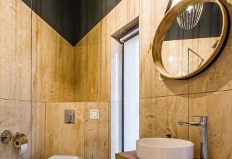 EPL Luxury has Balcony rooms