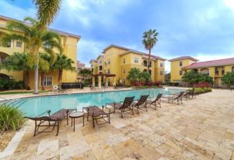 Tropical 3BR Suite-2 resort style pools-5 Mil to Bay-Gym-Close to Beach has Balcony rooms