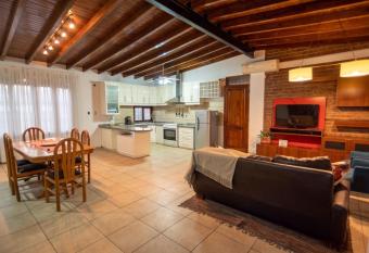 Malva Apartment Mendoza has rooms with a private hot tub