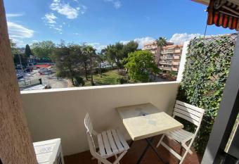 Jolie 2 pi  ces bien situ   ,proche commerces. allows 18 year olds to book a room