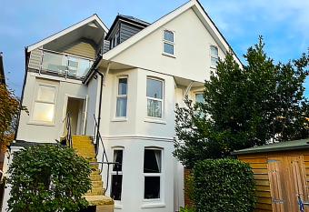 Private Two Bedroom Residence in Southbourne - Private Parking - Off the High Street - Minutes Away from the Beach has Balcony rooms