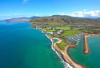 Luxury Ko Olina 2 story resort villa - 5 minutes walk to the beach! has rooms with a private hot tub