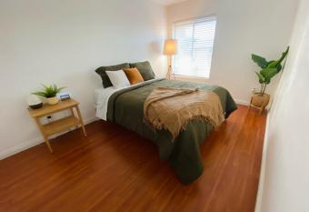 Private 1 bedroom in San Diego allows 18 year olds to book a room