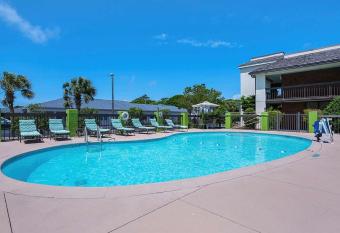 Garnet Inn & Suites  Morehead City near Atlantic Beach has Balcony rooms