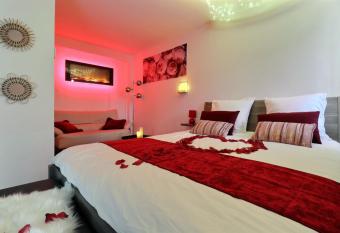 Nuit Romantique avec Jacuzzi    15 min de Toulouse allows 18 year olds to book a room