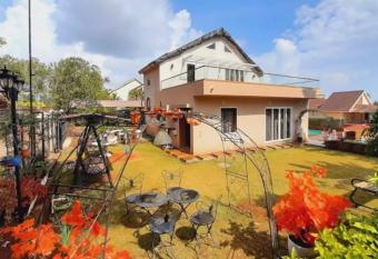 West Vally Villa - Casa West has rooms with a private hot tub