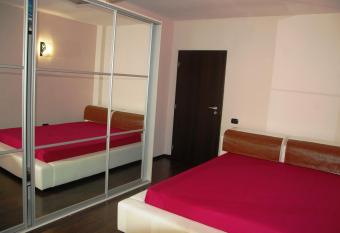 Apartament Arlequin has rooms with a private hot tub