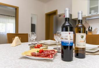 Ku  a za odmor Mlinica has rooms with a private hot tub