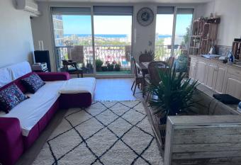 Marseille-Appartement avec vue panoramique sur les Iles du Frioul, et sur la ville. has Balcony rooms