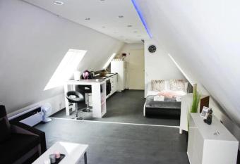 TRUTH Studio f  r 3 - K  che - Top Internet - Parkplatz - Modern allows 18 year olds to book a room