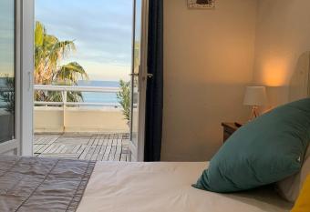 RESIDENCE LE 360 has Balcony rooms