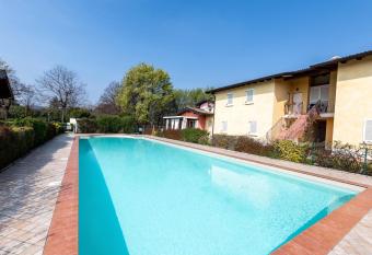 La Corte Holiday House has Balcony rooms