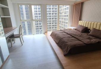 Huge Family Room 94m2 Jati Junction - Pool & Gym has Balcony rooms