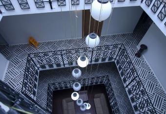   EV  K PALACE HOTEL allows 18 year olds to book a room