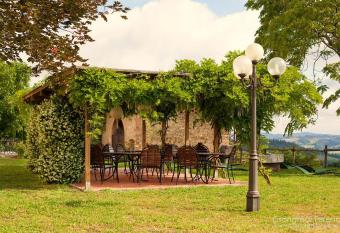 Tenuta Il Corno Agriturismo allows 18 year olds to book a room