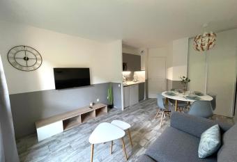 La Parenth  se, Disneyland & Shopping allows 18 year olds to book a room