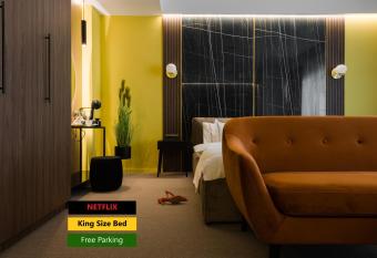 Luxury Sahara Noir Mamaia Nord allows 18 year olds to book a room